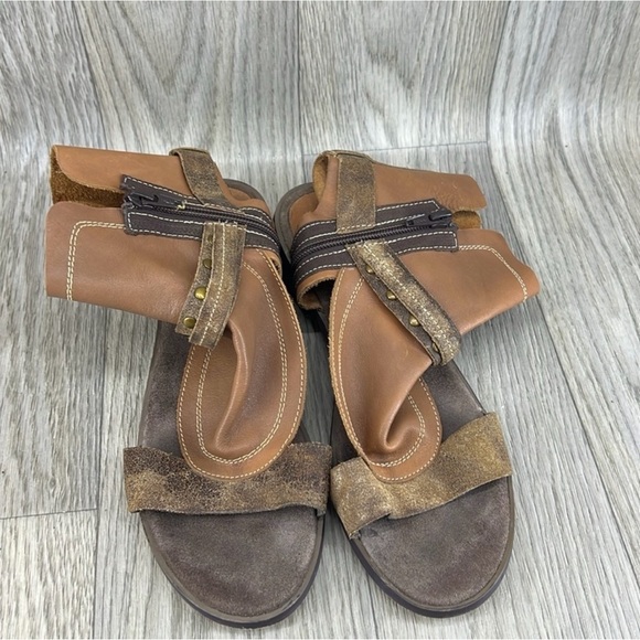 Stylish Brown Leather Sandals with Ankle Strap - Picture 9 of 10